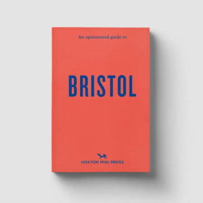 Livro laranja com título BRISTOL em azul