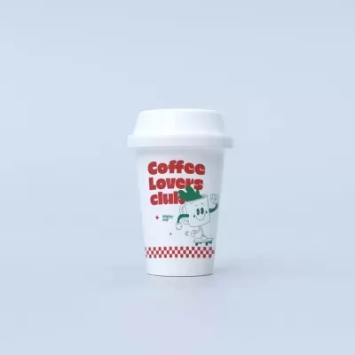 Copo de café reutilizável branco com texto vermelho e ilustração verde