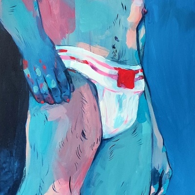 Homem pintado de azul e rosa vestindo cueca branca com faixas vermelhas