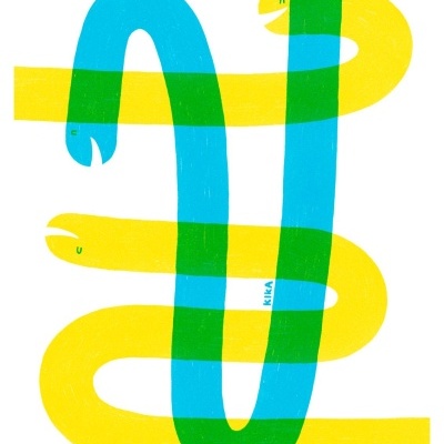 Design gráfico colorido com três cobras entrelaçadas em amarelo e azul.