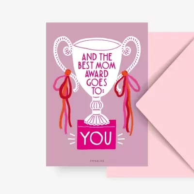 Cartão rosa com troféu e texto para a melhor mãe, com envelope rosa claro