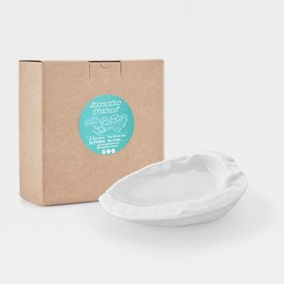 prato oval branco em cerâmica com embalagem de cartão
