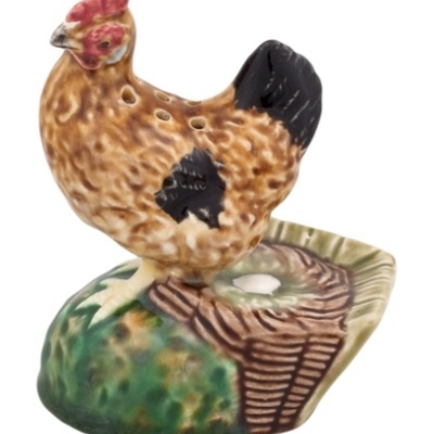 Tempero cerâmico em forma de galinha castanha com base verde e castanha