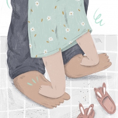 Duas pessoas em azulejos claros, uma de calças cinza e outra com vestido verde claro florido e chinelos rosa com orelhas de coelho