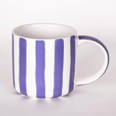 Caneca azul e branca com riscas verticais