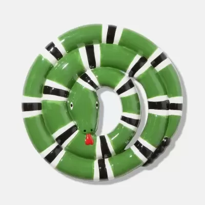 Prato decorativo verde em forma de cobra enrolada com padrões pretos e brancos