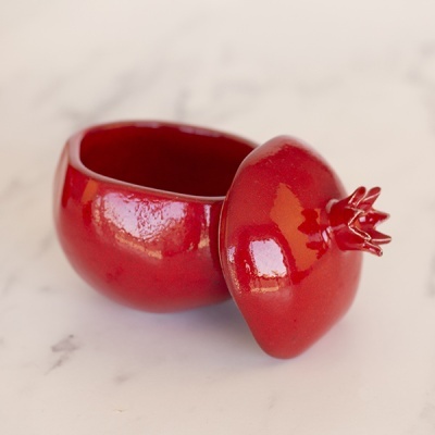 Caixa de cerâmica vermelha em forma de romã com tampa