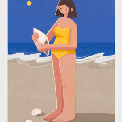 Mulher de fato de banho amarelo segurando concha branca na praia ao entardecer