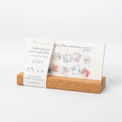Calendário 2024 ecológico com suporte de cortiça