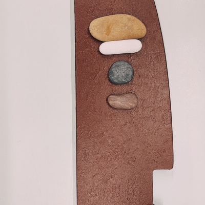 Painel decorativo de madeira castanha com pedras naturais coladas