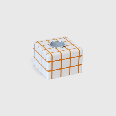 Suporte para vela quadrado branco com linhas laranja e espaço metálico central