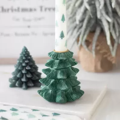 Suporte de vela em forma de árvore de Natal verde com vela branca decorada com pequenas árvores verdes