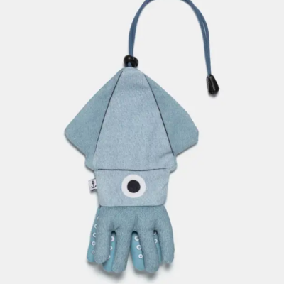 Brinquedo em forma de lula azul claro com cordão para pendurar