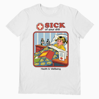 T-shirt branca com desenho vintage de pessoa doente na cama e texto cómico.