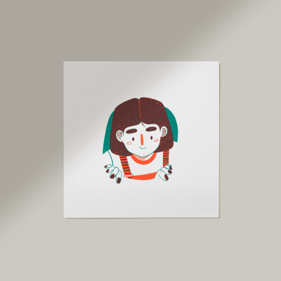 Ilustração gráfica colorida de uma pessoa em folha branca sobre fundo cinzento