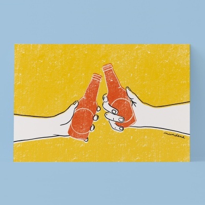 Ilustração de mãos a brindar com garrafas laranja em fundo amarelo