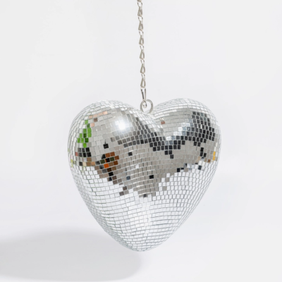 Coração suspenso com espelhos prateados em forma de mosaico