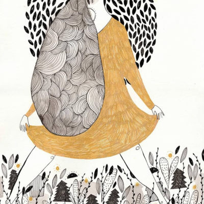 Ilustração feminina estilizada com vestido amarelo e cabelo longo em padrão ondulado, árvores e folhas ao redor