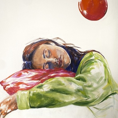 Mulher a dormir sobre almofada vermelha com casaco verde e esfera colorida no fundo branco.