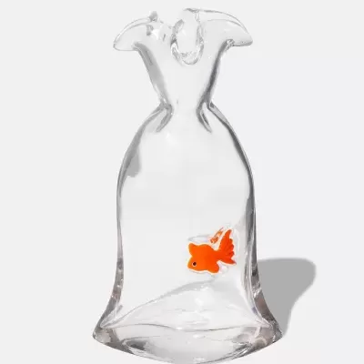 Vaso de vidro transparente com topo ondulado e peixe laranja decorativo