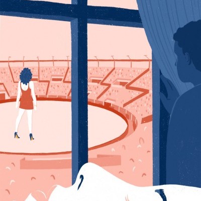 Ilustração de mulher em vestido vermelho em anfiteatro visto através de janela com cortina azul