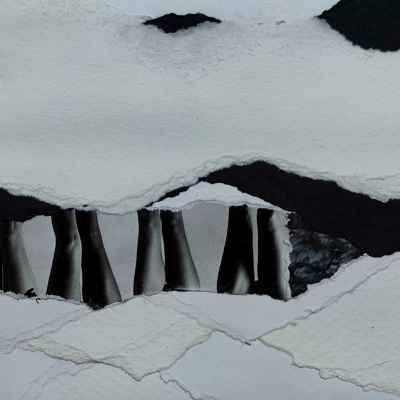 folhas rasgadas de papel branco e preto sobrepostas com imagem de pernas em preto e branco entre as rachas