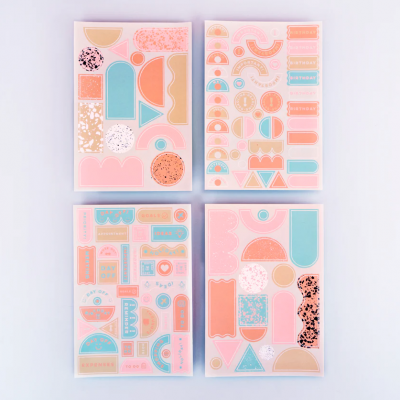 Folhas de autocolantes decorativos em cores pastel com formas geométricas e texto em inglês