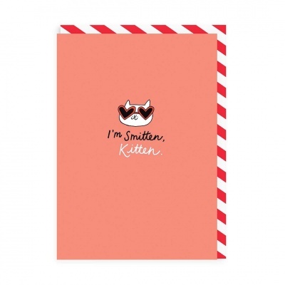 Cartão cor-de-rosa com gato de óculos coração e texto 'I'm Smitten, Kitten.' com envelope às riscas vermelhas e brancas