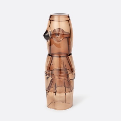 Vaso de vidro castanho translúcido com textura geométrica