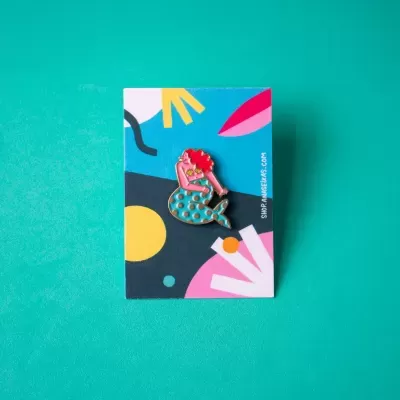 Alfinete de sereia colorido em cartolina com padrão geométrico.