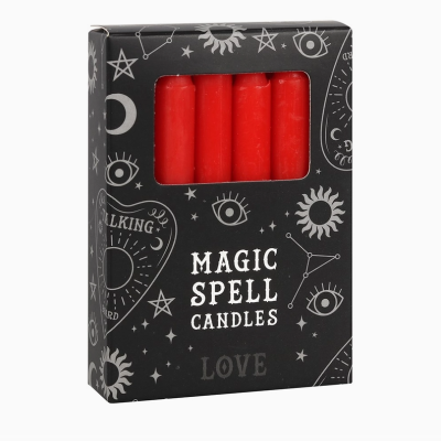 Caixa preta com velas vermelhas e desenhos místicos brancos