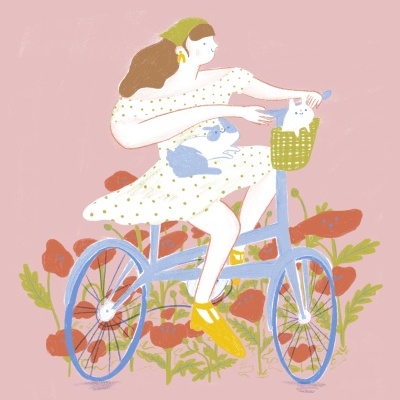 Ilustração de mulher com vestido e lenço verde a andar de bicicleta azul com coelho no cesto e flores vermelhas ao fundo