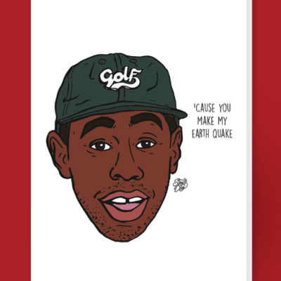 Cartão com ilustração de homem com boné verde e texto CAUSE YOU MAKE MY EARTH QUAKE