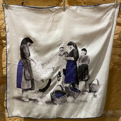 Tecido branco com desenho de mulheres a apanhar uvas em preto e azul