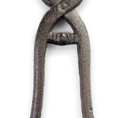 Alicate antigo de metal com alças longas e mandíbula semicircular