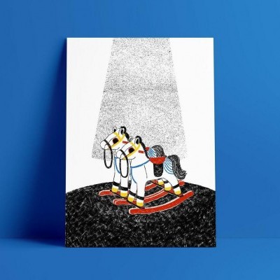 Ilustração de dois cavalos de baloiço coloridos sobre fundo branco e azul.