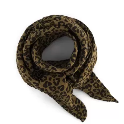 Lenço com padrão leopardo castanho e preto enrolado