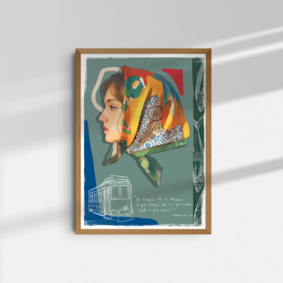 Pôster ilustrado de perfil de mulher com lenço colorido, fundo verde e azul, em moldura de madeira, pendurado na parede