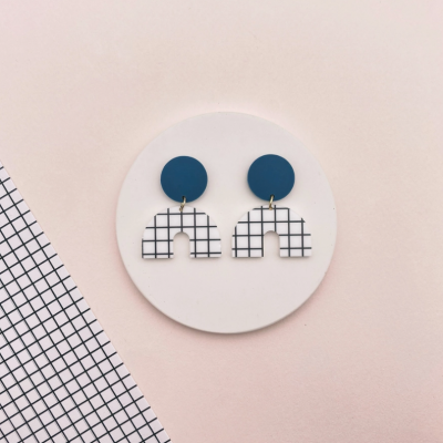 Brincos acrílicos azul escuro e branco com padrão grelha