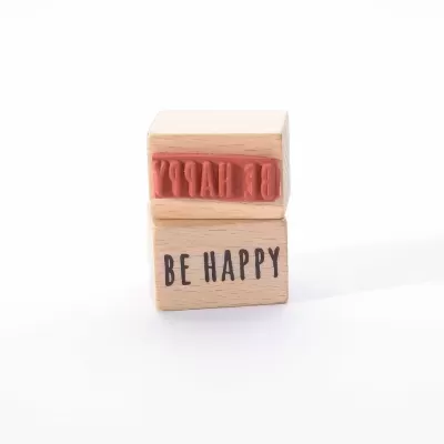 Carimbo de madeira com texto BE HAPPY