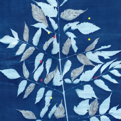 Tecido azul com padrão de folhas brancas e cinzentas e pequenos pontos coloridos