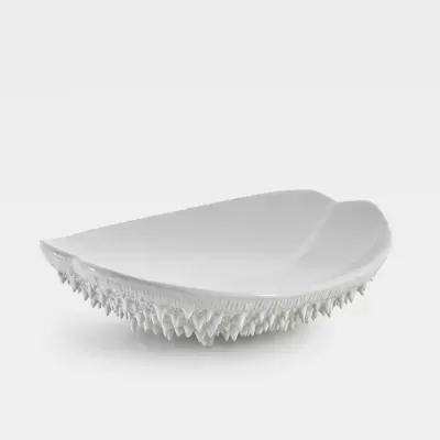 Escorredor triangular branco com ganchos flexíveis na base e laterais