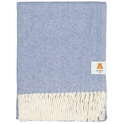 Manta azul claro com padrão espinha de peixe e franjas brancas.