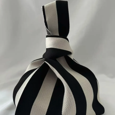 Bolsa de tecido listrada preto e branco sobre fundo branco