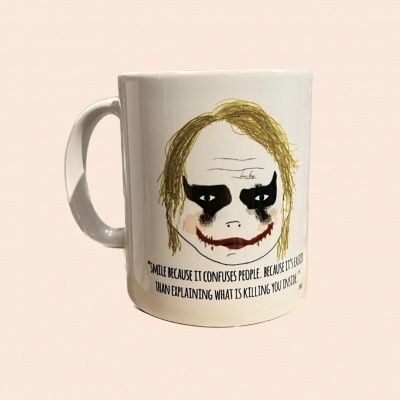 Caneca branca com ilustração do Joker e texto motivacional