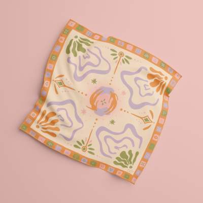 Lenço quadrado com padrão abstrato e borda colorida sobre fundo rosa claro