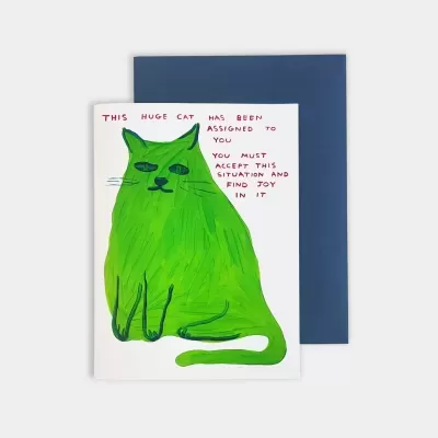 Cartão com ilustração de gato verde grande e texto em vermelho acompanhado por envelope azul escuro.
