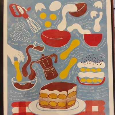 Póster ilustrado com receita de tiramisu em fundo azul, mostrando ingredientes e utensílios de cozinha desenhados.