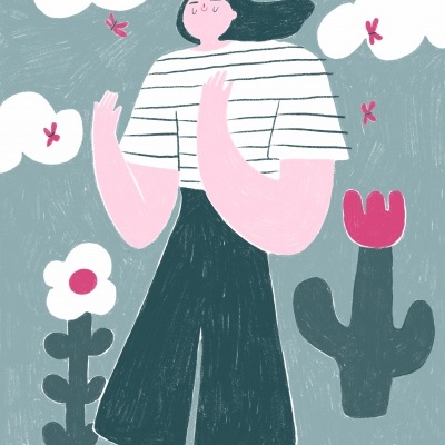 Ilustração colorida de uma figura feminina com roupa listrada e plantas ao redor num fundo azul