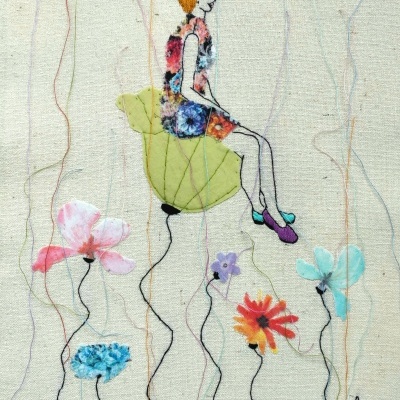 Bordado de mulher sentada em folha verde com vestido floral e flores coloridas em fundo bege